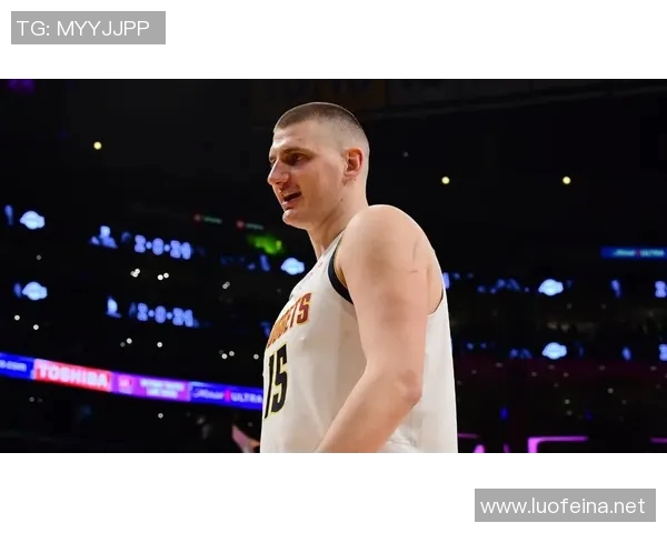 约基奇准三双数据引领掘金团队协作,运动战中展现统治力 约基奇准三双数据引领掘金团队协作,运动战中展现统治力