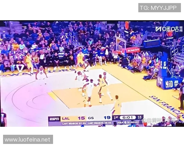 湖人勇士NBA对决：詹姆斯关键突破力压库里三分，湖人险胜创经典